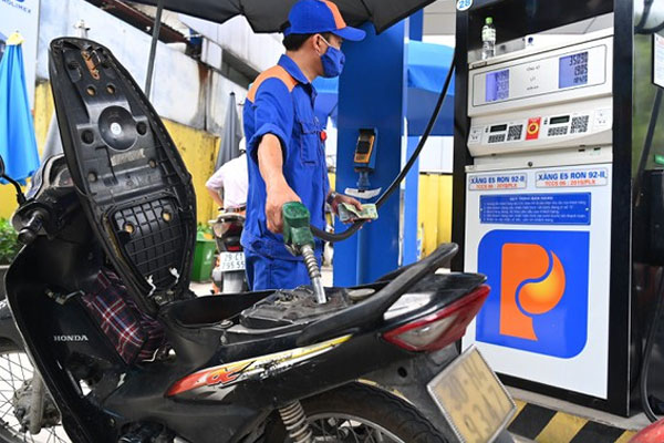 Giá xăng bất ngờ tăng thêm 1.000 đồng/lít, ngay trong khoảnh khắc giao thừa-1