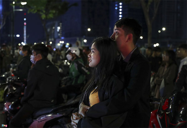 Hàng nghìn người đón xem pháo hoa ở TP Thủ Đức-7