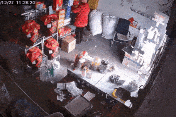 Máy kéo mất kiểm soát lao thẳng vào cửa hàng, người phụ nữ thoát nạn trong gang tấc