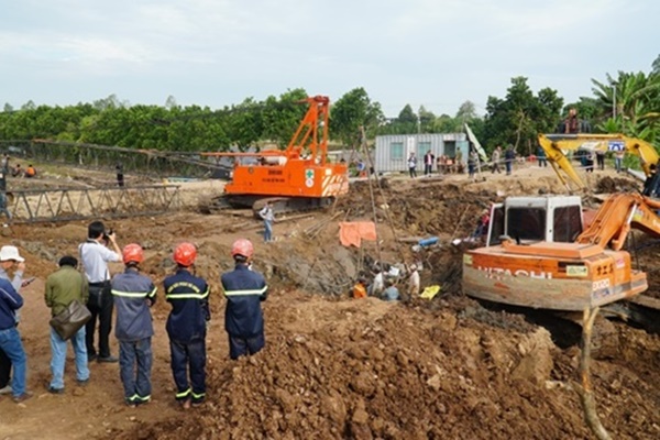 36 tiếng trôi qua vẫn chưa cứu được bé trai lọt trong trụ bê tông ở Đồng Tháp-2