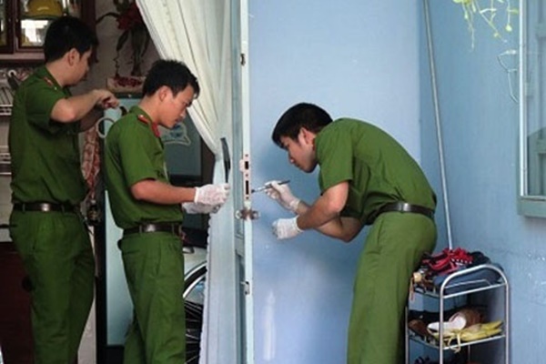 Clip: Chờ rút tiền quá lâu, thanh niên mua xăng đốt ngân hàng-1