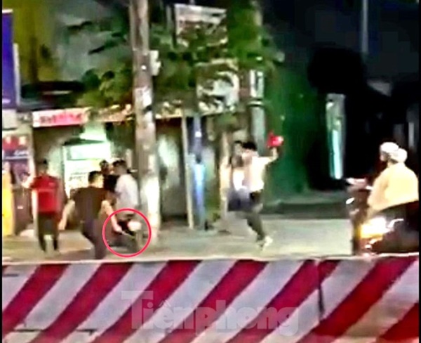 Kéo lê xe máy sau tai nạn, tài xế ô tô ở Bình Dương dùng hung khí tấn công người truy đuổi-1