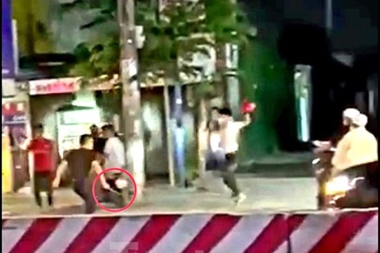 Kéo lê xe máy sau tai nạn, tài xế ô tô ở Bình Dương dùng hung khí tấn công người truy đuổi