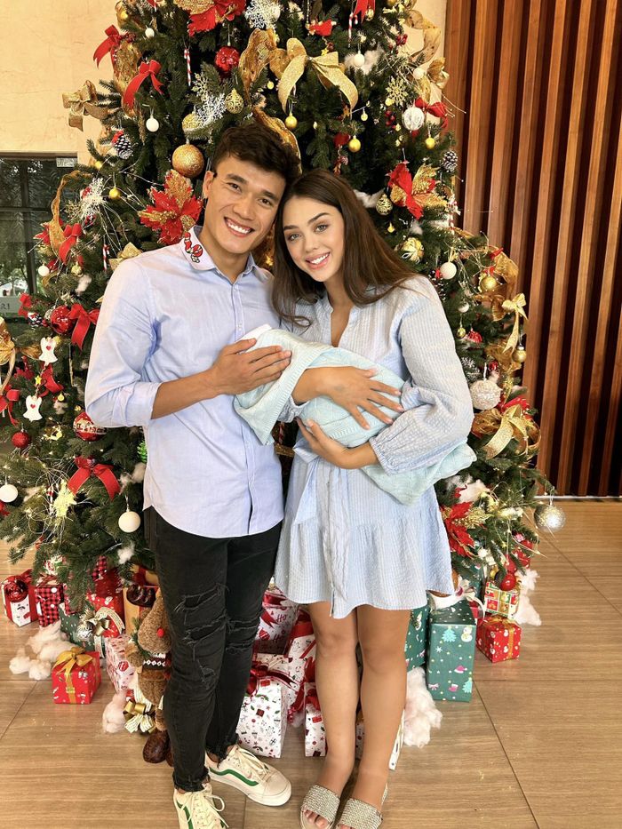 Vợ mẫu Tây và Bùi Tiến Dũng hạnh phúc ngọt ngào bên con trai-7