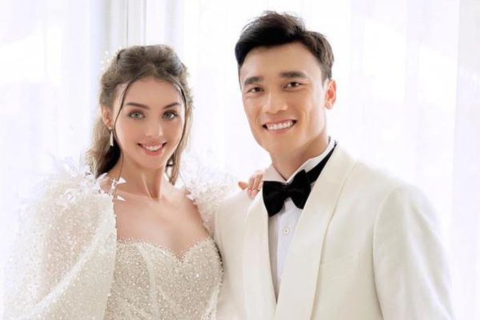 Vợ mẫu Tây và Bùi Tiến Dũng hạnh phúc ngọt ngào bên con trai-13