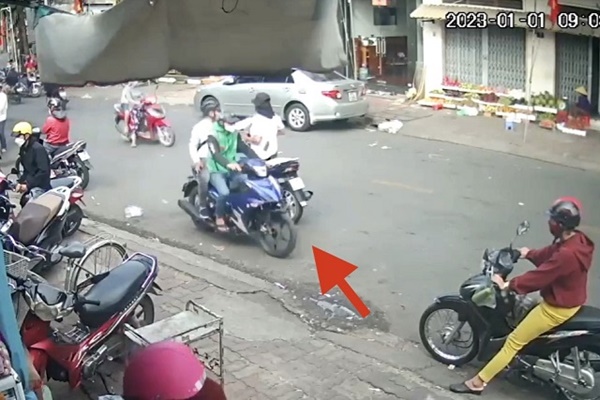 Bình Dương: Người đàn ông dừng xe hút thuốc, bị 2 đối tượng giật dây chuyền-1