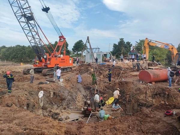 Bé trai lọt trong trụ bê tông sâu 35m: Chạy đua với thời gian cứu hộ nạn nhân-1