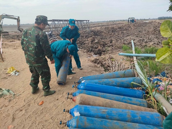Bé trai lọt trong trụ bê tông sâu 35m: Chạy đua với thời gian cứu hộ nạn nhân-2