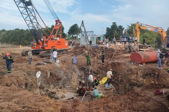 Bé trai lọt trong trụ bê tông sâu 35m: Chạy đua với thời gian cứu hộ nạn nhân