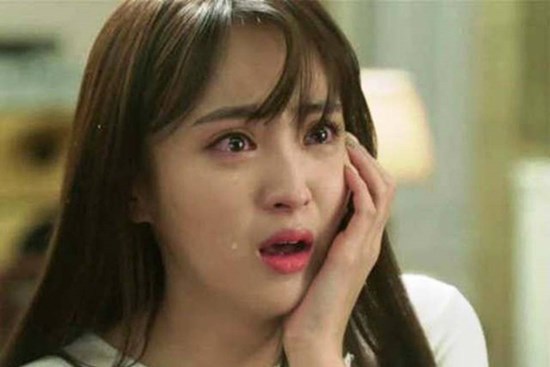 Cùng chồng đưa con đi xem phim, khi con gái chỉ vào hàng ăn anh liền tát tôi rồi dọa ly hôn