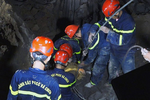 Xuyên đêm giải cứu nhưng chưa tiếp cận được bé trai 10 tuổi rơi xuống trụ bê tông-3