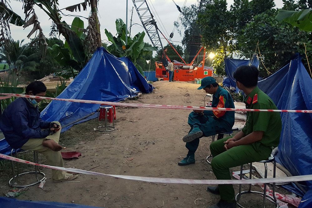 Xuyên đêm giải cứu nhưng chưa tiếp cận được bé trai 10 tuổi rơi xuống trụ bê tông-1