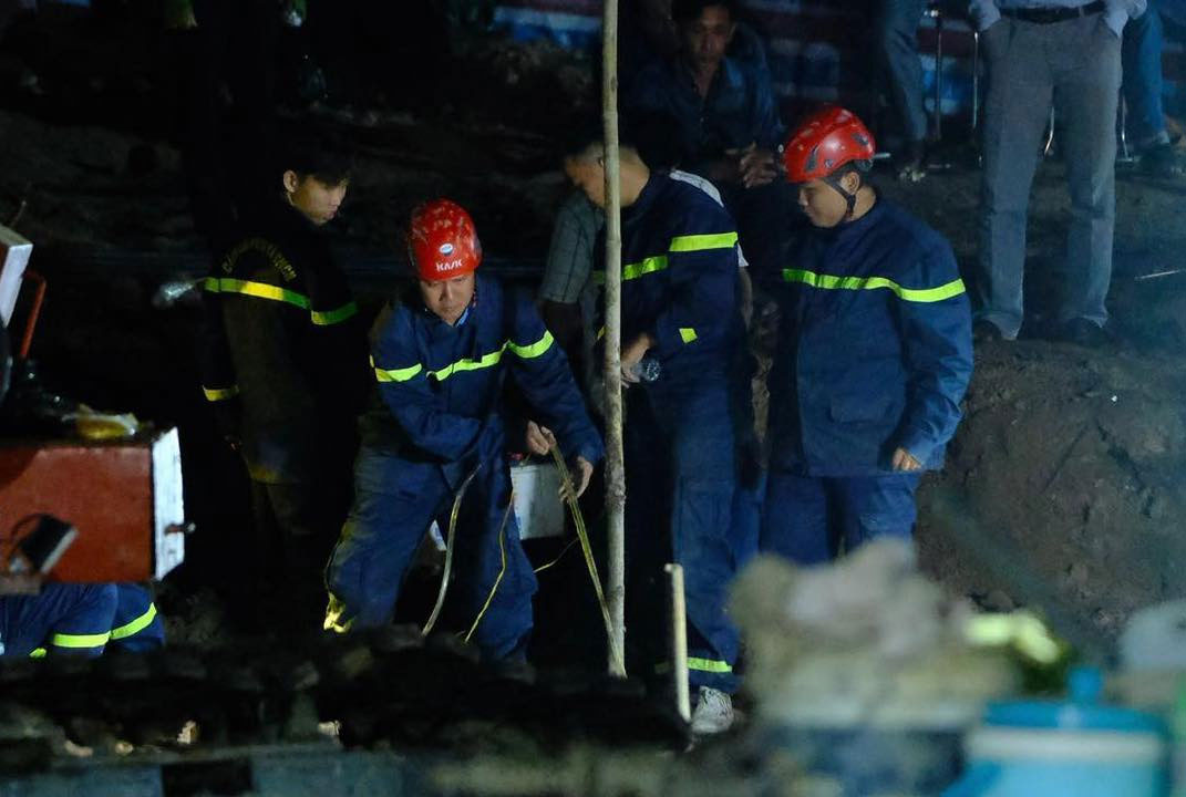 Xuyên đêm giải cứu nhưng chưa tiếp cận được bé trai 10 tuổi rơi xuống trụ bê tông-2