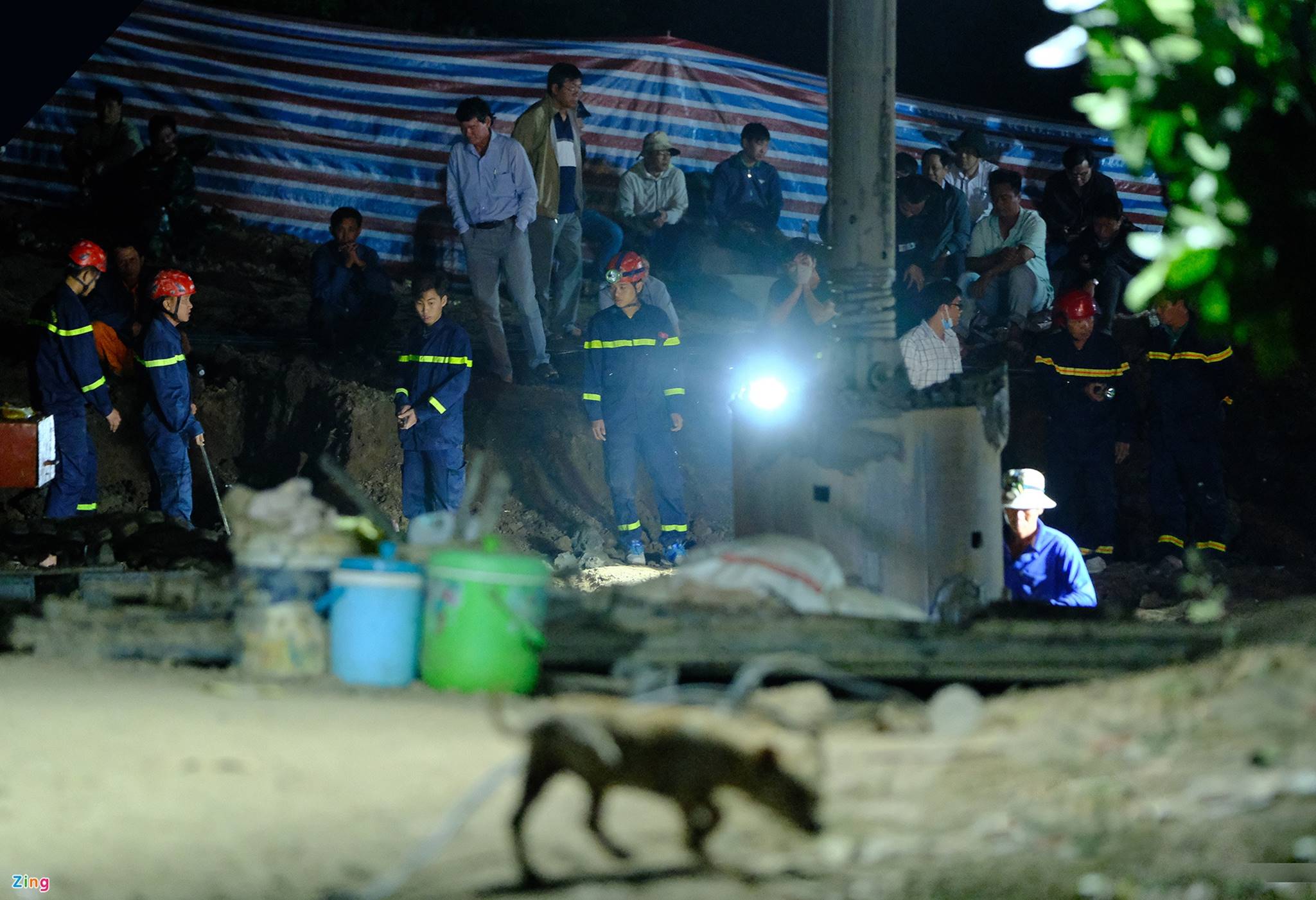 Tạm ngừng cứu hộ bé trai bị rơi xuống trụ bê tông-1