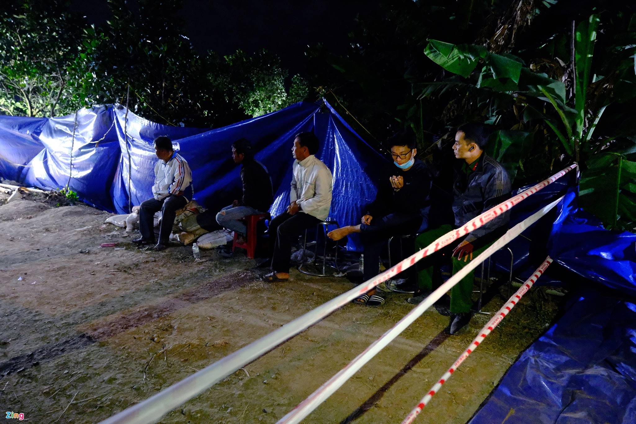 Tạm ngừng cứu hộ bé trai bị rơi xuống trụ bê tông-5