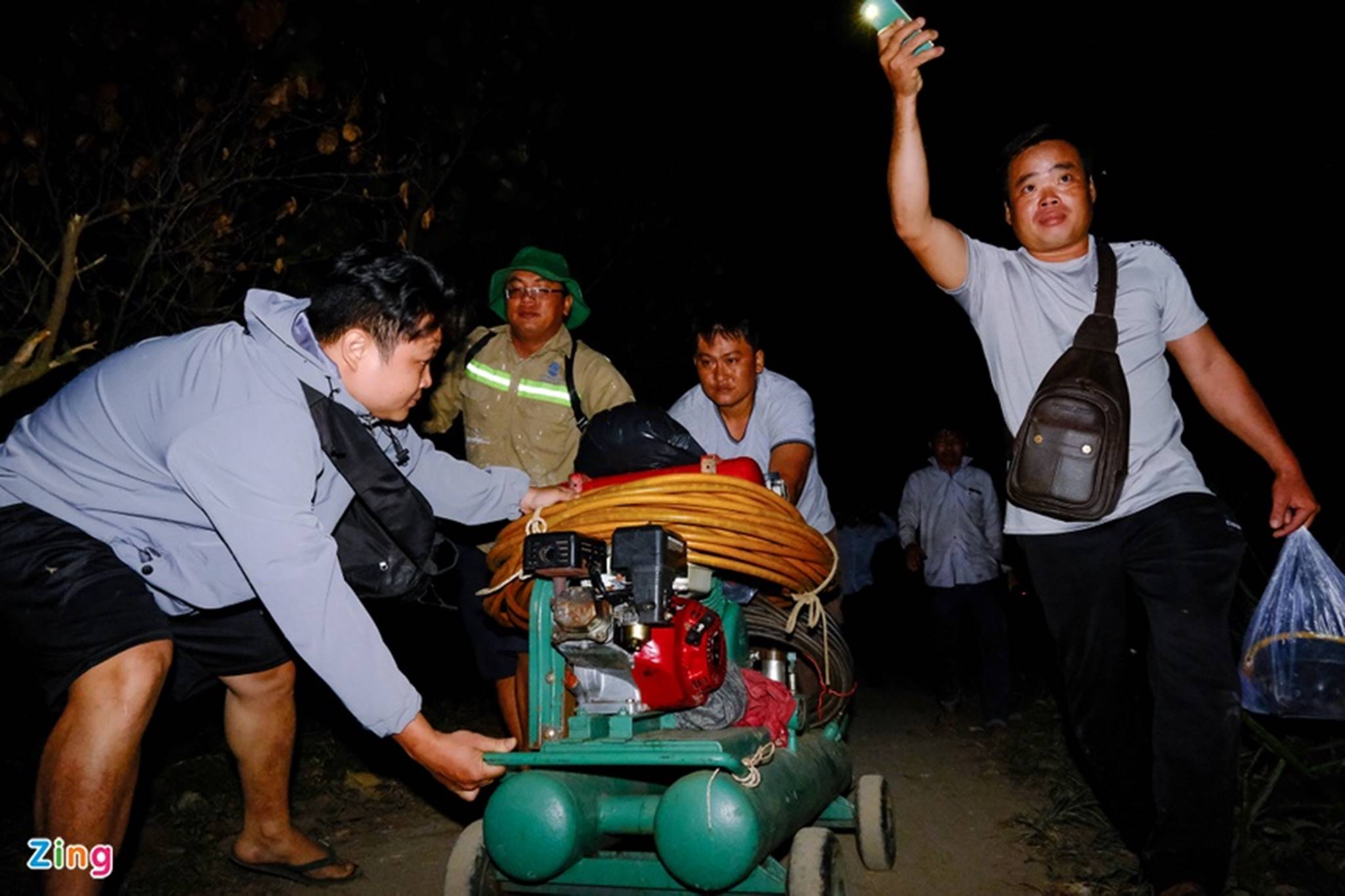 Tạm ngừng cứu hộ bé trai bị rơi xuống trụ bê tông-9