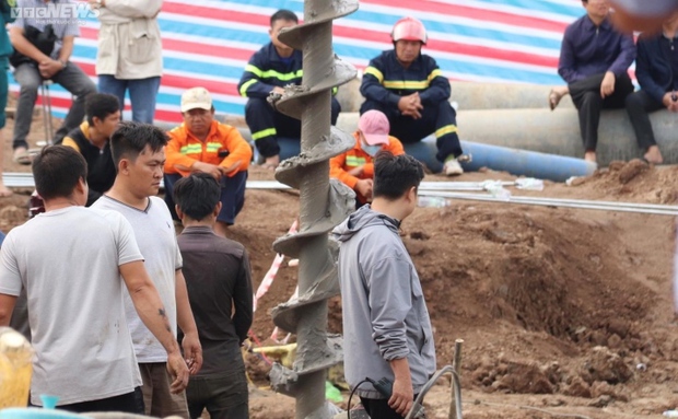 Hiện trường cứu nạn bé trai 10 tuổi lọt xuống trụ bê tông sâu 35m ở Đồng Tháp-2