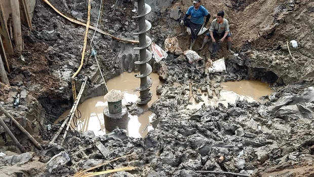 Hiện trường cứu nạn bé trai 10 tuổi lọt xuống trụ bê tông sâu 35m ở Đồng Tháp-10