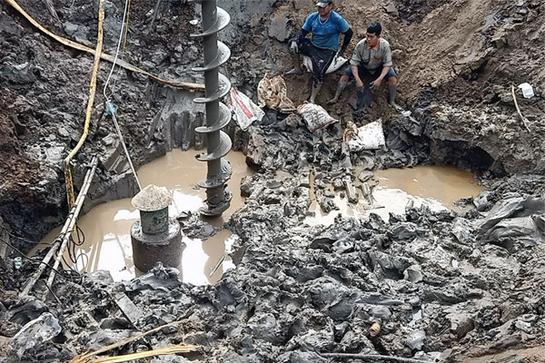 Khoảnh khắc bé trai 10 tuổi rơi xuống trụ bê tông ở Đồng Tháp-1