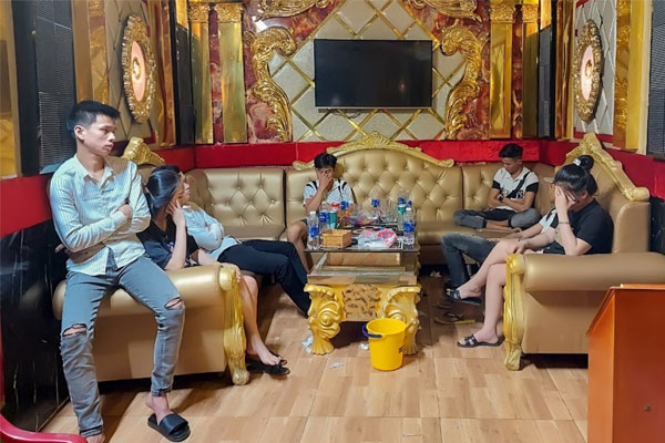 Tiếp viên nữ múa thoát y trong quán karaoke ở Bình Dương-2