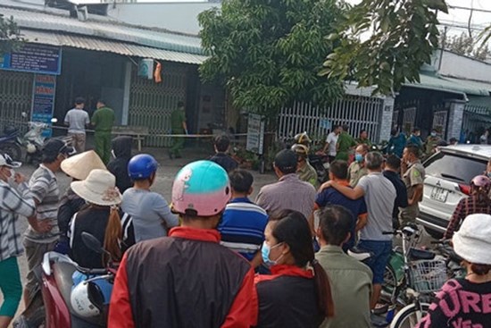 Người đàn ông bị truy tìm nằm bất động, dao cắm vào ngực