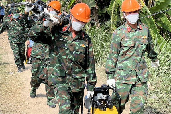 Công binh mang thiết bị chuyên dụng cứu bé trai rơi xuống trụ bê tông-1