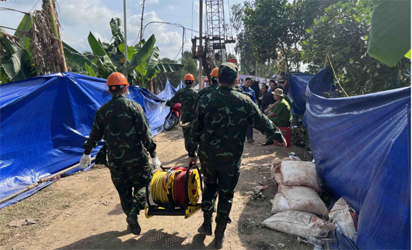 Công binh mang thiết bị chuyên dụng cứu bé trai rơi xuống trụ bê tông-2