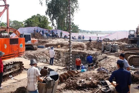 Nỗ lực triển khai phương án mới nhất giải cứu bé trai 10 tuổi lọt trụ bê tông