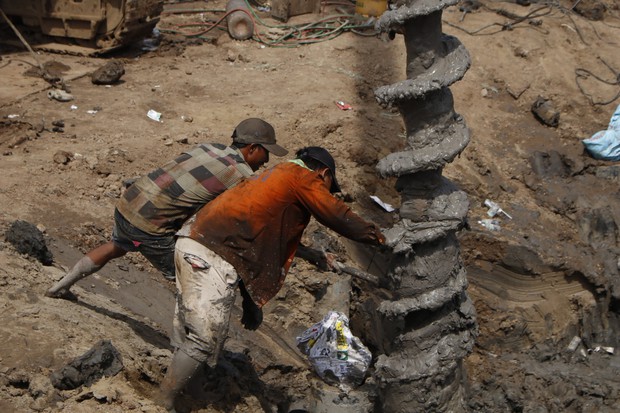 Hiện trường hơn 50 giờ căng như dây đàn cứu bé trai rơi xuống hố bê tông 35m-14