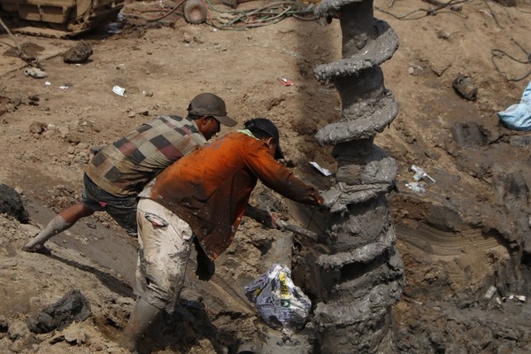 Ông ngoại bé trai 10 tuổi lọt xuống trụ bê tông ở Đồng Tháp: Thằng bé học giỏi lắm…”-7