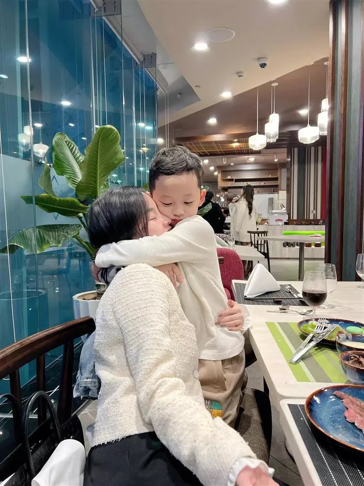 Tình cũ của Mạc Hồng Quân khoe ảnh hiếm bên con, căn nhà bạc tỷ minh chứng sự khéo léo, độc lập nuôi dạy con khi làm mẹ đơn thân-3