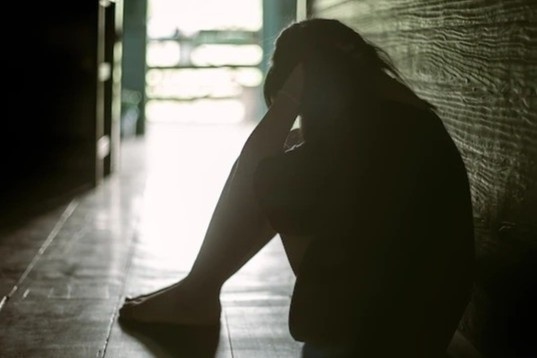 Mẹ kiện trường vì con gái bị nhân viên y tế lột quần áo-1