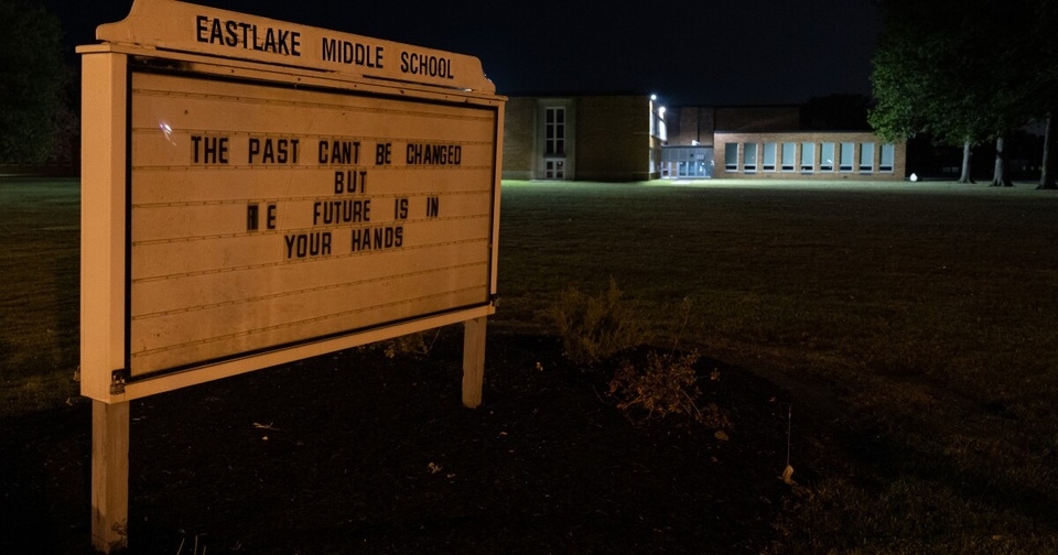 Mẹ kiện trường vì con gái bị nhân viên y tế lột quần áo-2