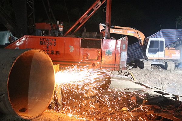 Hơn 60 giờ chờ phép màu trong vụ giải cứu bé trai rơi xuống ống trụ bê tông-10