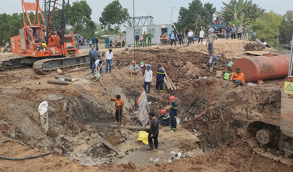 Hơn 60 giờ chờ phép màu trong vụ giải cứu bé trai rơi xuống ống trụ bê tông-3
