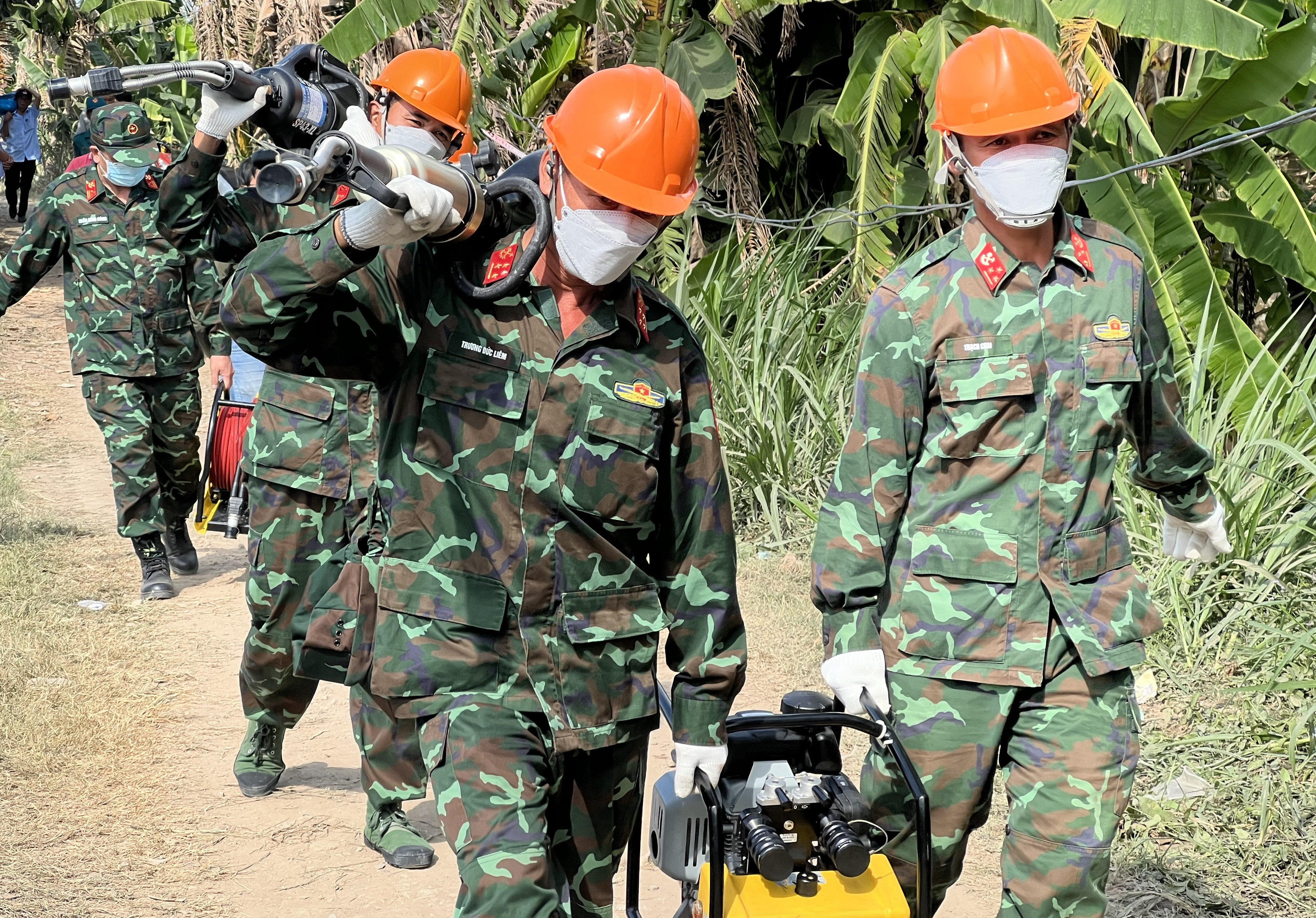 Hơn 60 giờ chờ phép màu trong vụ giải cứu bé trai rơi xuống ống trụ bê tông-6