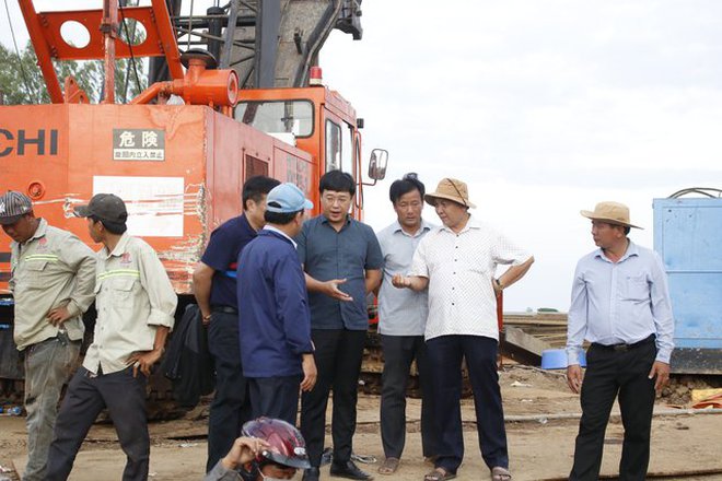 Thông tin mới nhất vụ bé trai 10 tuổi lọt xuống trụ bê tông: Đã xói được 31/36 mét cọc để cứu bé-6