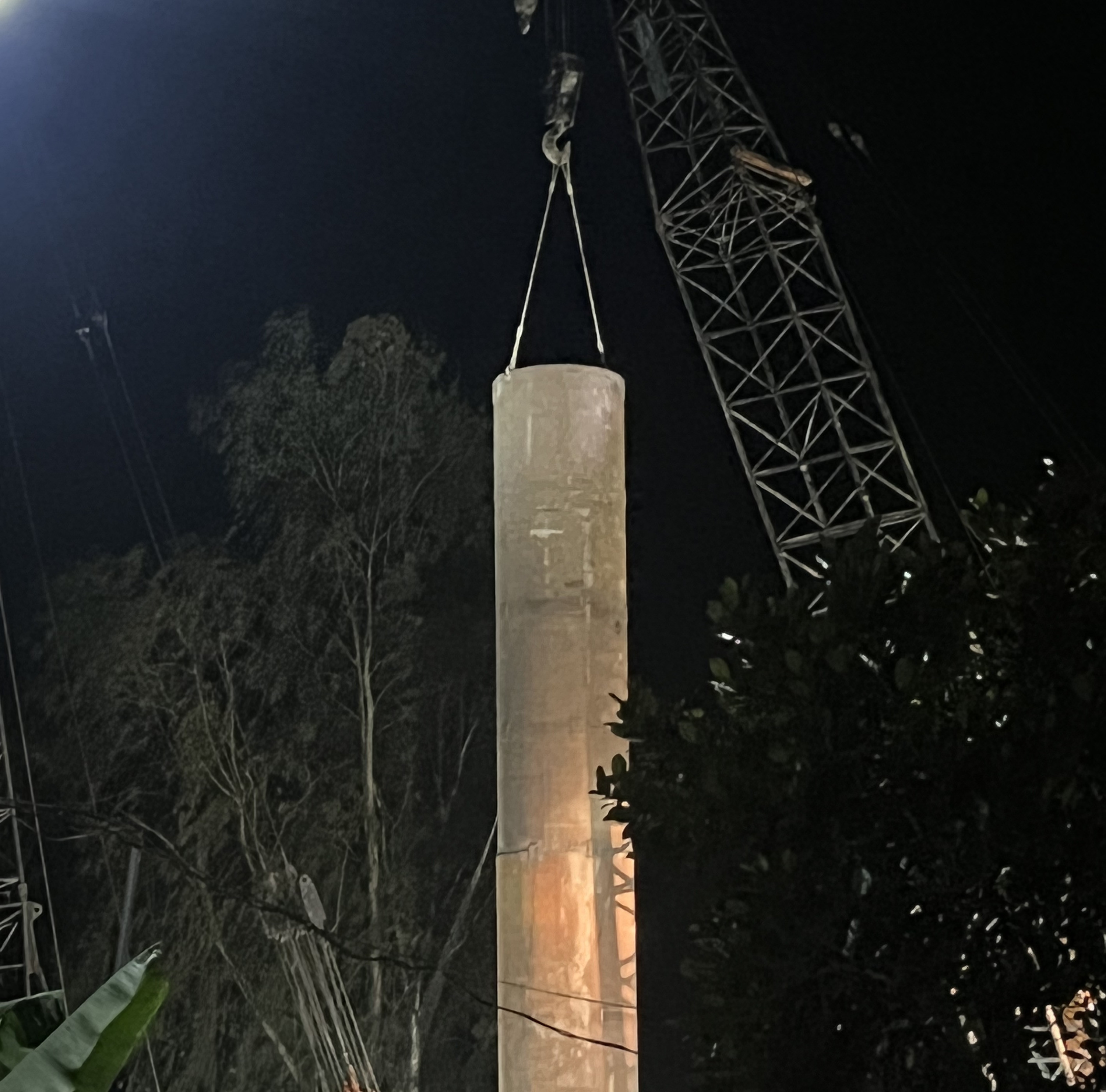 Giải cứu bé trai 10 tuổi: Lồng ống thép nhổ trụ bê tông lên mặt đất-1