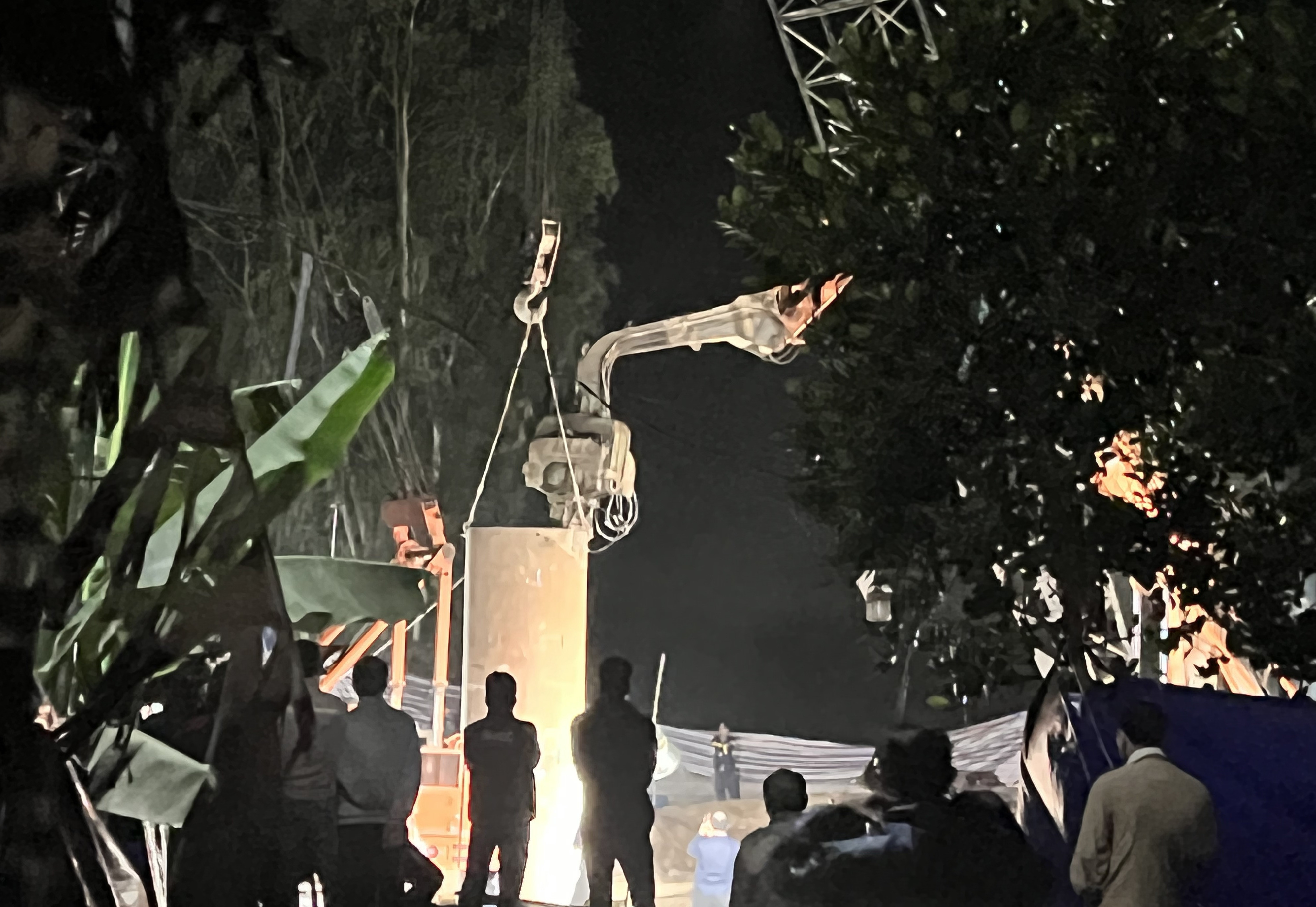 Giải cứu bé trai 10 tuổi: Lồng ống thép nhổ trụ bê tông lên mặt đất-2