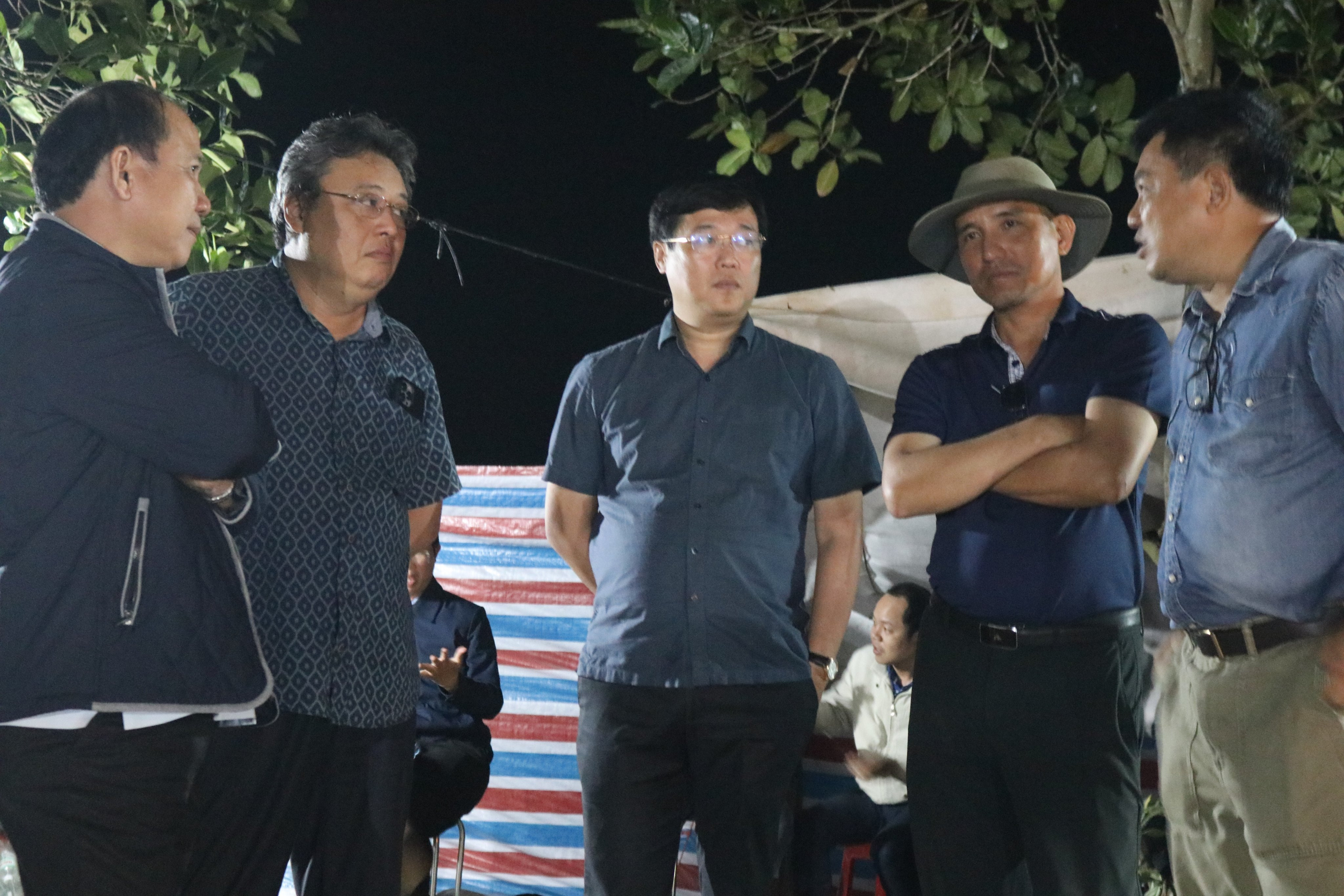 Giải cứu bé trai 10 tuổi: Lồng ống thép nhổ trụ bê tông lên mặt đất-5