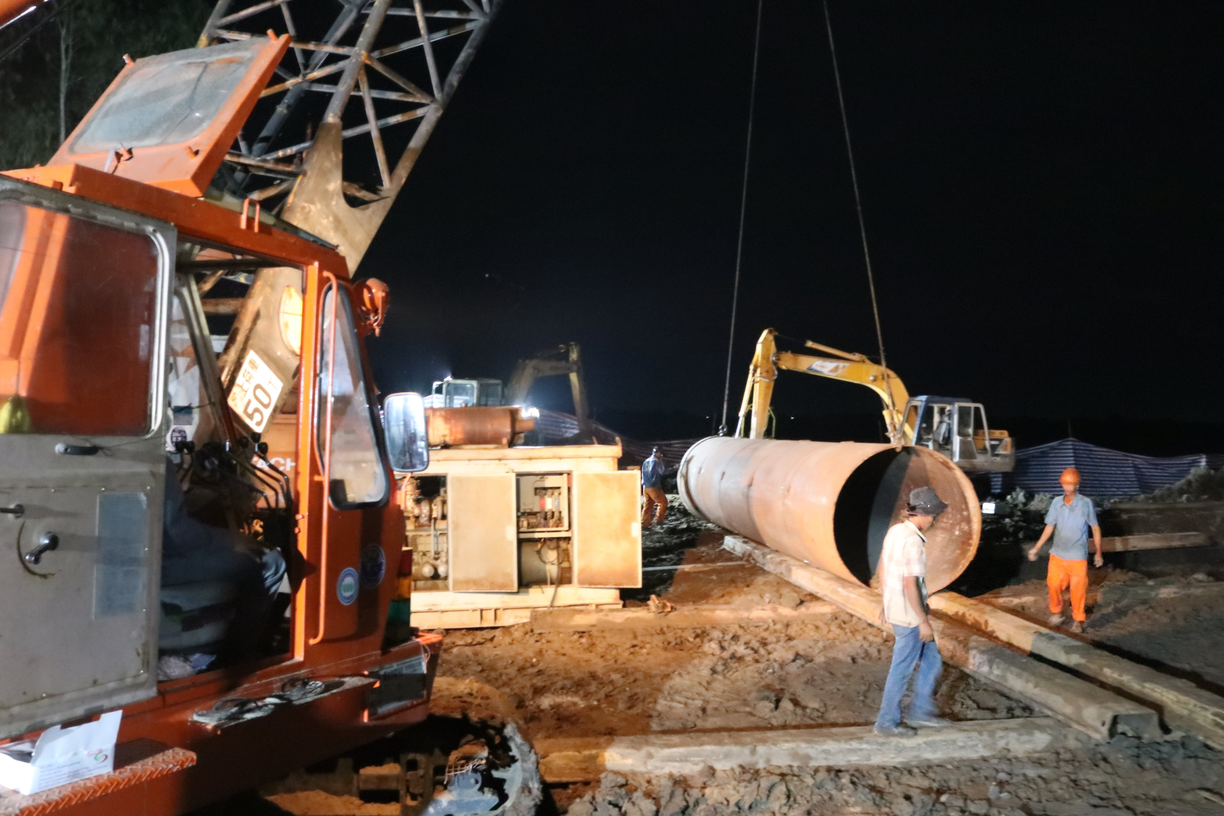 Giải cứu bé trai 10 tuổi: Lồng ống thép nhổ trụ bê tông lên mặt đất-3