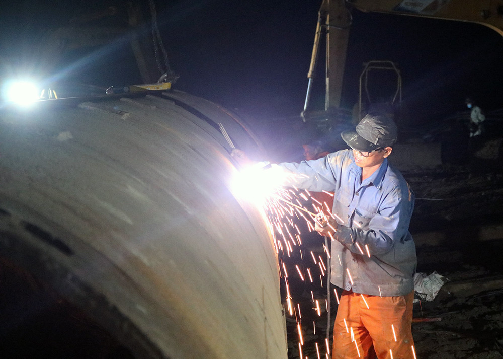 Giải cứu bé trai 10 tuổi: Lồng ống thép nhổ trụ bê tông lên mặt đất-4