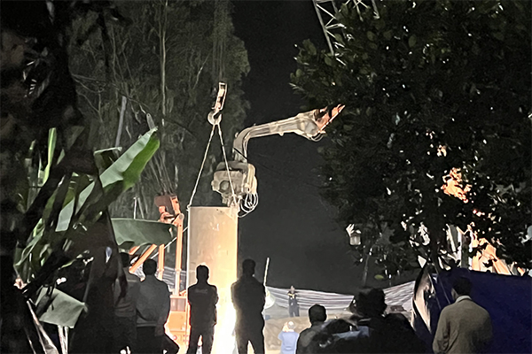 Thấp thỏm chờ bé trai 10 tuổi được đưa ra ngoài sáng nay-1