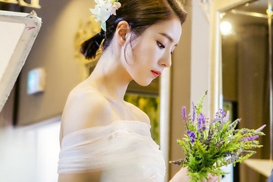 Cô dâu xách váy chạy khỏi hôn lễ vì một câu nói: Phụ nữ hãy nhớ về quyền 