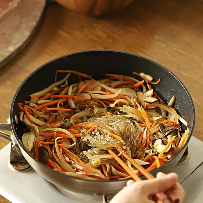 Giảm cân đón Tết với món miến xào rau củ ngon lành cho bữa tối-6