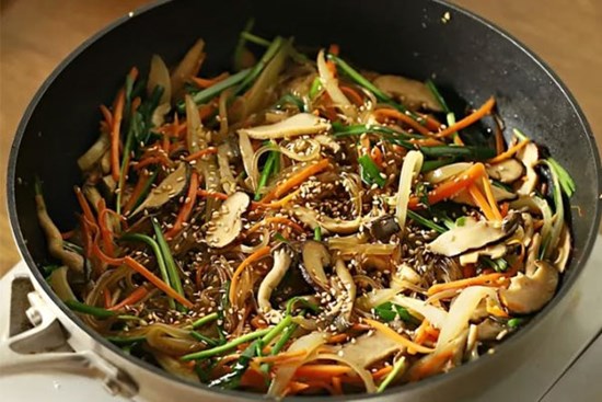 Giảm cân đón Tết với món miến xào rau củ ngon lành cho bữa tối