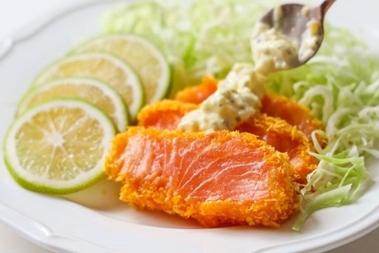 Tuyệt chiêu cho món cá hồi chiên mềm mướt bên trong, giòn thơm bên ngoài