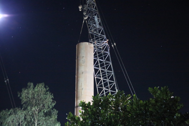 Vụ bé trai 10 tuổi lọt trụ bê tông: Đang nỗ lực rút trụ, hy vọng tiếp cận nạn nhân trong sáng 3/1-2