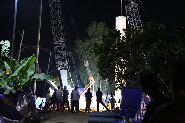 Vụ bé trai 10 tuổi lọt trụ bê tông: Đang nỗ lực rút trụ, hy vọng tiếp cận nạn nhân trong sáng 3/1-3