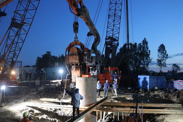 Vụ bé trai 10 tuổi lọt trụ bê tông: Đang nỗ lực rút trụ, hy vọng tiếp cận nạn nhân trong sáng 3/1-4